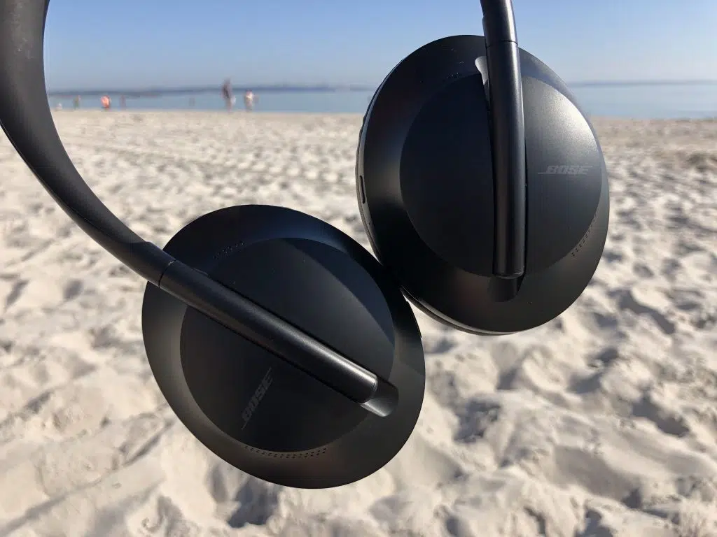 Zwei echte Hochleistungsmuscheln am Strand: Die Ohrmuscheln des Bose NCH 700 haben ein völlig neues Design bekommen. 