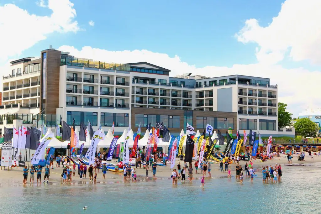 Surfen an der Ostsee: Was in der Lübecker Bucht wann funktioniert 6 Stand Up Paddler beim SUP World Cup 2016 in Scharbeutz