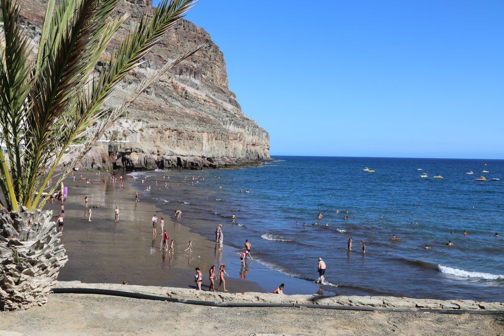 Strand auf Gran Canaria: manche Buchten haben dunklen Sand, andere hellen. Foto: Sascha Tegtmeyer
