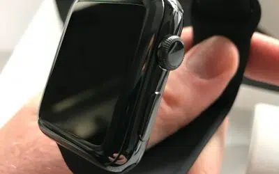 Apple Watch Series 2 Space Black mit schwarzem Sportarmband in einer Hand