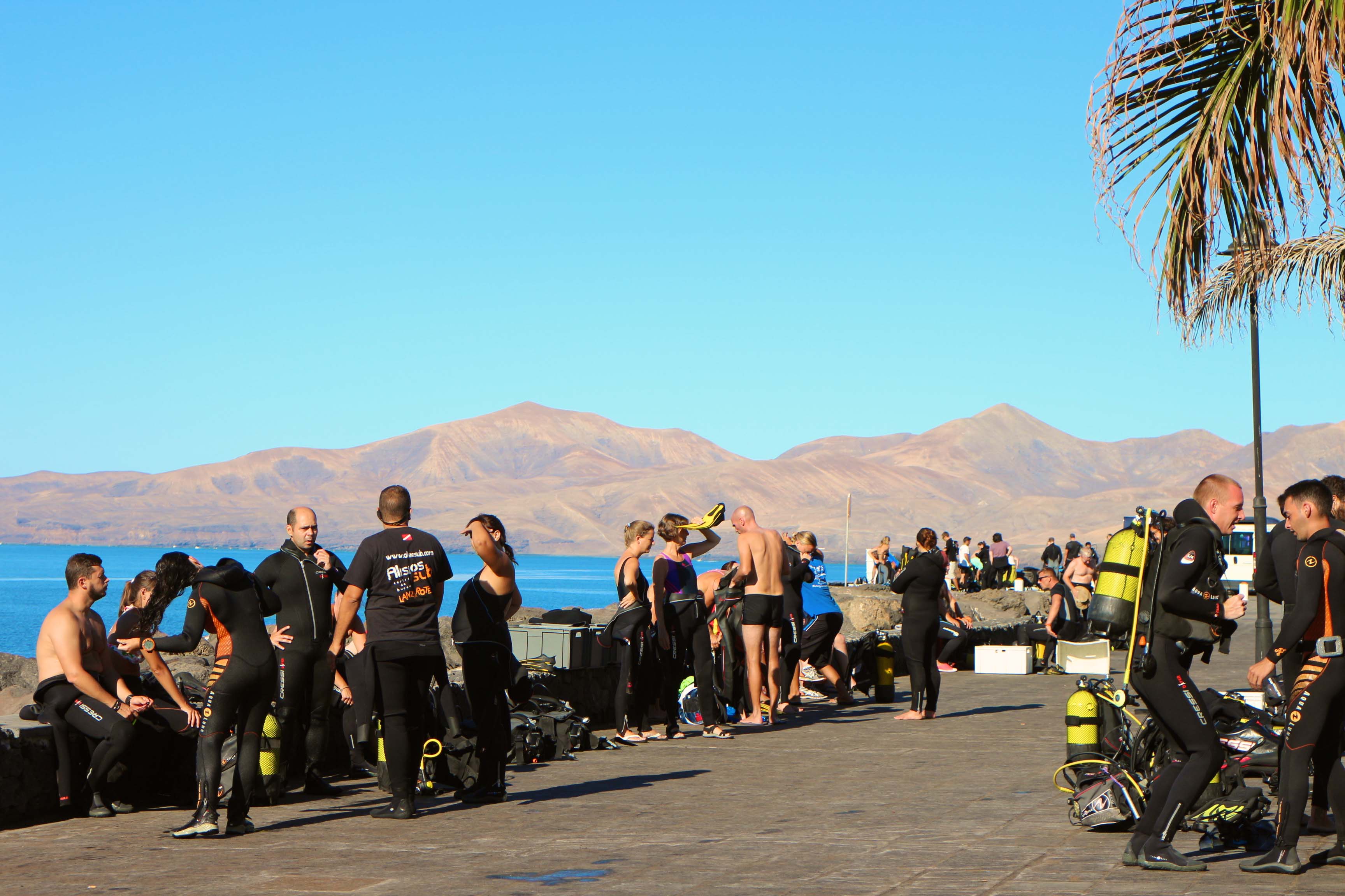 Tauchen am Playa Chica: mein Lanzarote-Spotguide 1 Viele Taucher bereiten am Playa Chica auf Lanzarote ihre Ausrüstung vor