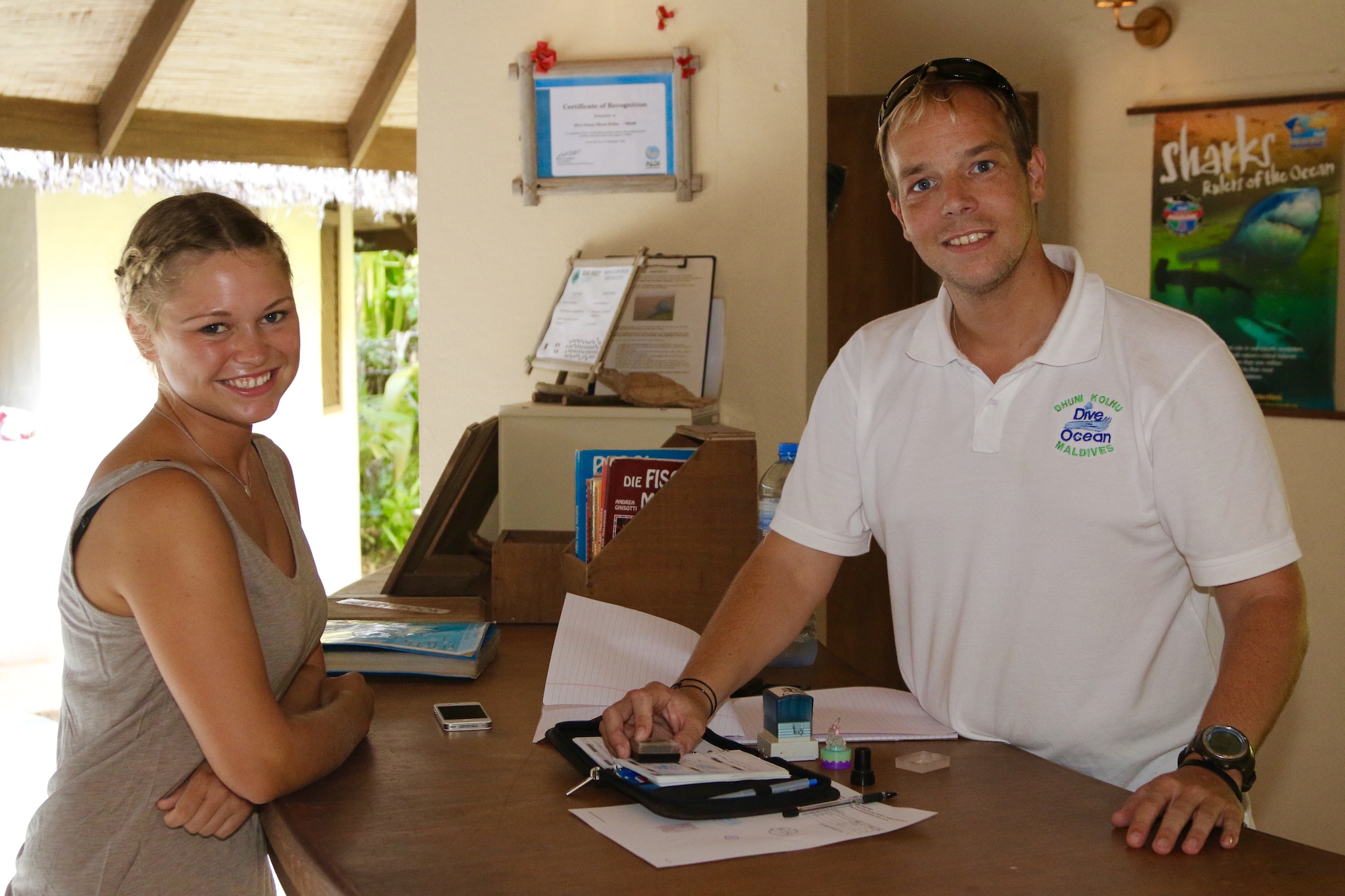 Freundliche Tauchlehrer und zuvorkommendes Basispersonal erwarten dich bei Dive Ocean Dhuni Kolhu (Dhuni Kolhu Dive Center). Foto: Sascha Tegtmeyer Tauchen im Baa Atoll Dhuni Kolhu