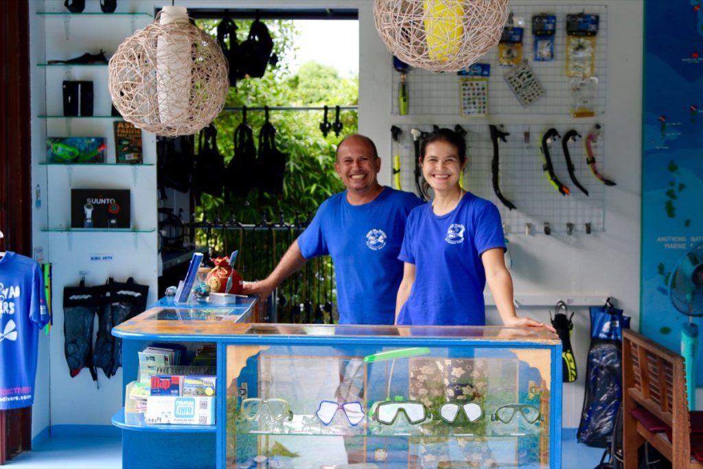 Tauchbasis-Leiter Richi in der Hauptbasis der Haad Yao Divers. Foto: Sascha Tegtmeyer Koh Lipe, Koh Samui, Koh Phangan, Koh Tao, Thailand, Trauminsel, Strand, Reise, Urlaub, Backpacking, Wanderlust, Tauchen, Surfen, SUP, Stand Up Paddling, Phuket, Krabi, Andamanensee, Südostasien, Umwelt, Natur, Regenwald, Dschungel, Weltreise, Thailandurlaub, Beste Reisezeit Thailand, Winterurlaub, Wo ist es im Winter warm, Golf von Thailand