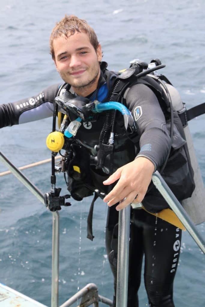 Guide Thomas ist happy nach dem Tauchgang am Sail Rock. Foto: Sascha Tegtmeyer Koh Lipe, Koh Samui, Koh Phangan, Koh Tao, Thailand, Trauminsel, Strand, Reise, Urlaub, Backpacking, Wanderlust, Tauchen, Surfen, SUP, Stand Up Paddling, Phuket, Krabi, Andamanensee, Südostasien, Umwelt, Natur, Regenwald, Dschungel, Weltreise, Thailandurlaub, Beste Reisezeit Thailand, Winterurlaub, Wo ist es im Winter warm, Golf von Thailand