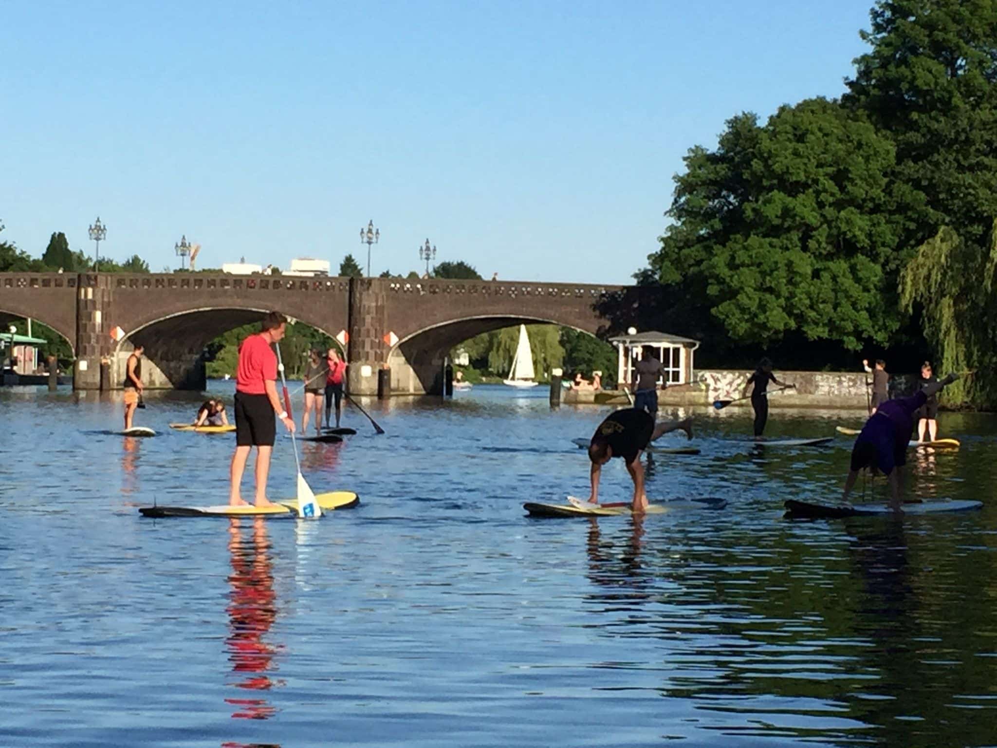 Stehpaddler beim SUP-Yoga auf der Alster. Foto: Sascha Tegtmeyer