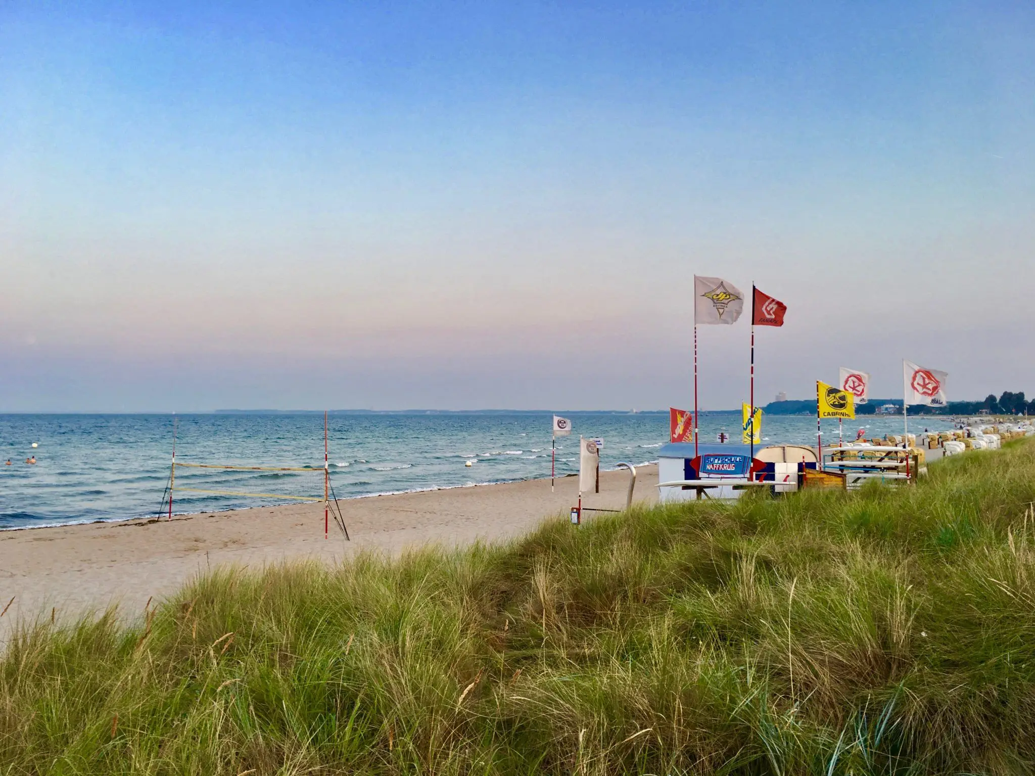 Surfschule in Haffkrug: Entlang der Lübecker Bucht gibt es mehrere Möglichkeiten zum Surfen an der Ostsee. Foto: Sascha Tegtmeyer