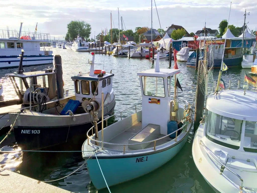 Ostsee-Urlaub mit Hund – Hundestrände, Kosten & ehrliche Tipps für Scharbeutz, Timmendorf & Niendorf 4 Fischerboote und Sportboote im Hafen von Niendorf an der Ostsee
