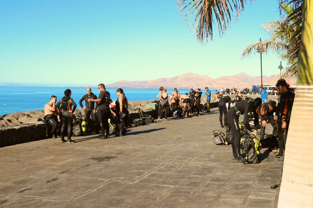 Tauchurlaub auf Lanzarote: Tauchplätze, Basiswahl und meine Erfahrungen 1 Viele Taucher bereiten ihre Ausrüstung am Playa Chica auf Lanzarote vor