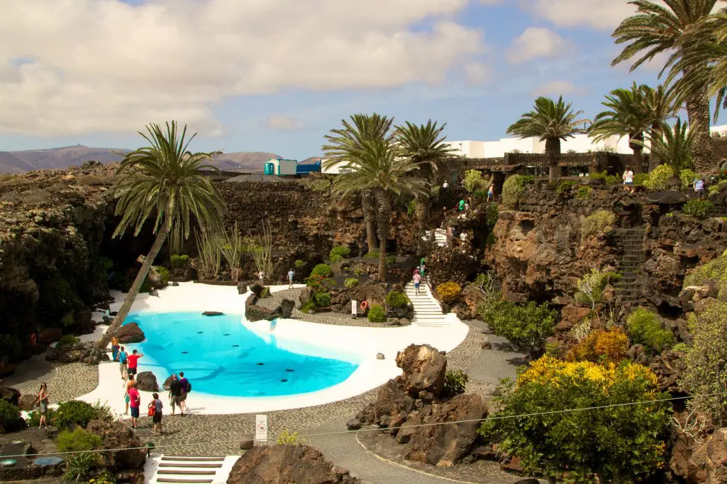 Die Jameos del Agua sind Lavablasen, die vom Künstler Cesar Manrique gestaltet wurden. Dazu gehören unter anderem ein unterirdischer See und ein Outdoor-Pool. Foto: s. Tegtmeyer