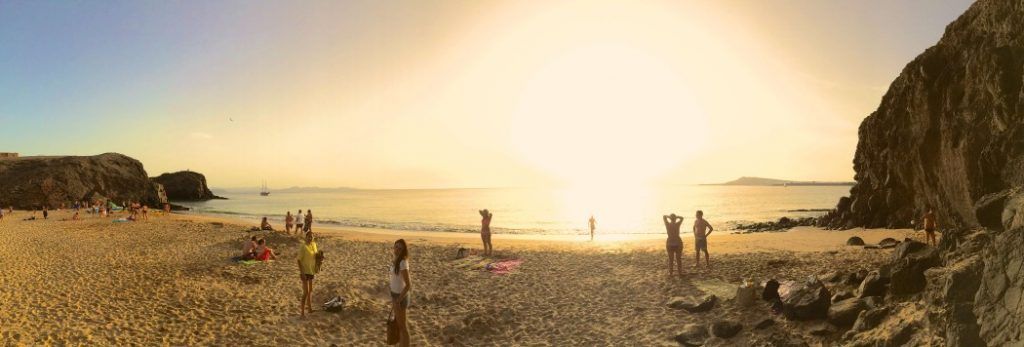 Wenn du einen Strandtag auf Lanzarote planst, solltest du unbedingt die Papagayo Strände besuchen. Diese wunderschönen Strände sind nur eine kurze Autofahrt von Playa Blanca entfernt und gehören zu den besten Stränden der Insel. Es gibt insgesamt sieben Buchten mit Sandstränden und türkisfarbenem Wasser, die alle von felsigen Klippen und Vegetation umgeben sind. Die Strände sind gut besucht, aber es gibt genug Platz für alle. Das Besondere an den Papagayo-Stränden ist, dass sie relativ unberührt und natürlich sind. Es gibt keine Bettenburgen oder Hotels in der Nähe, die den Blick auf das Meer stören. Das Wasser ist kristallklar und eignet sich hervorragend zum Schwimmen, Schnorcheln und Tauchen. Die Strände sind auch ideal, um einen Tag mit der Familie zu verbringen, da das Wasser flach und ruhig ist. Lanzarote – Top-Reiseziel im Oktober und November: Panoramablick auf die Papagayo-Strände. Foto: S. Tegtmeyer