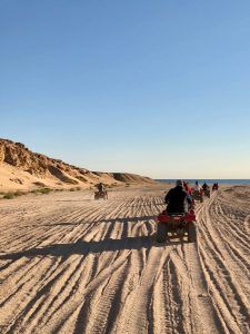 Sharm El Sheikh Reisebericht Tipps Mit dem Quad geht es von Sharm El Sheik aus ab in die Wüste Sinai. Foto: Sascha Tegtmeyer