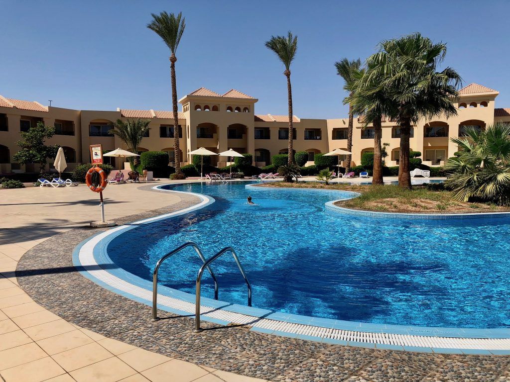 Luxusurlaub in Ägypten – Tipps für Taucher, Schnorchler und Strand-Fans 18 Im Cleopatra Luxury Resort in Makadi Bay kann man auch einfach mal einen ganzen Tag am Pool herumliegen. Foto: Sascha Tegtmeyer