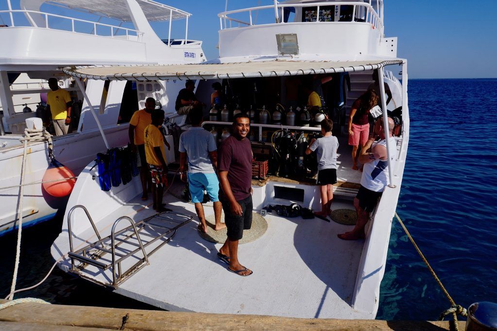 Luxusurlaub in Ägypten – Tipps für Taucher, Schnorchler und Strand-Fans 34 Mit einem Tagesboot der Extra Divers geht es zu den Tauchplätzen. Foto: Sascha Tegtmeyer