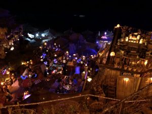 Sharm El Sheikh Reisebericht Tipps Buntes Lichtermeer: In der Farsha Mountain Lounge treffen Einheimische auf Urlauber. Foto: Sascha Tegtmeyer