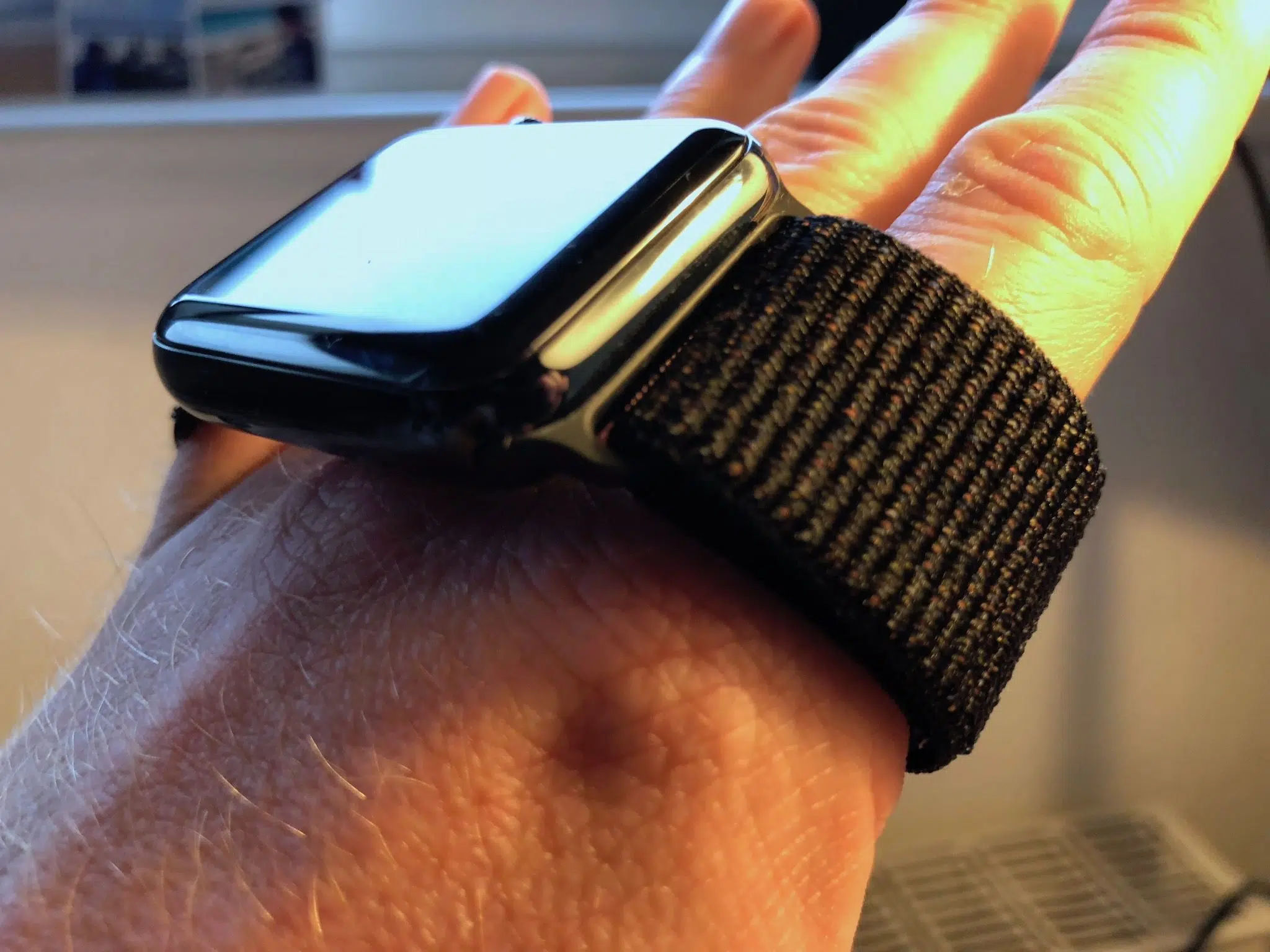 Apple Watch Sport Loop im Langzeittest: Komfort, Sport und Pflege 4 Schwarzes Apple Watch Sport Loop an einer Apple Watch am Handgelenk