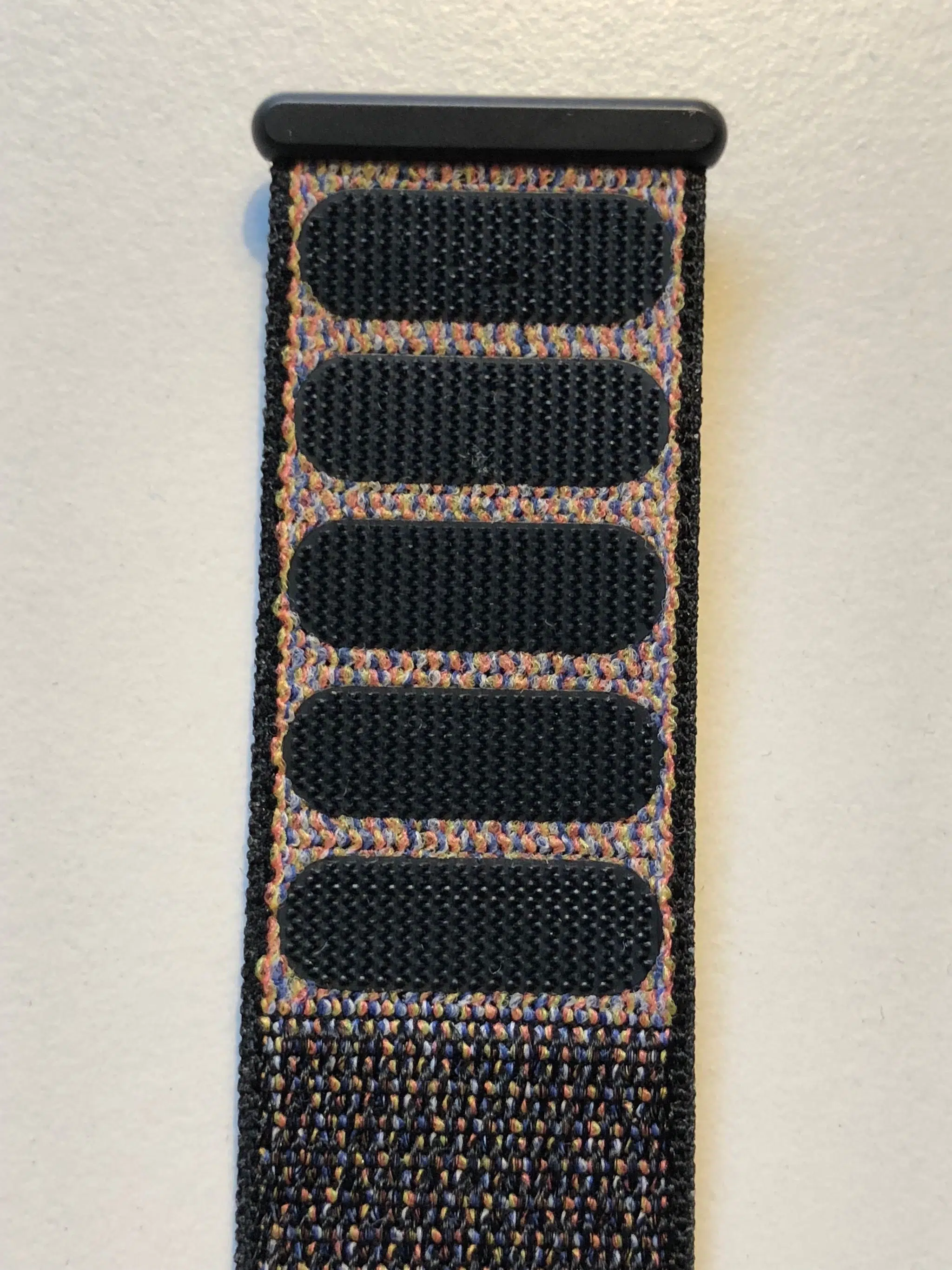 Apple Watch Sport Loop im Langzeittest: Komfort, Sport und Pflege 5 Nahaufnahme des vernähten Klettverschlusses am schwarzen Apple Watch Sport Loop