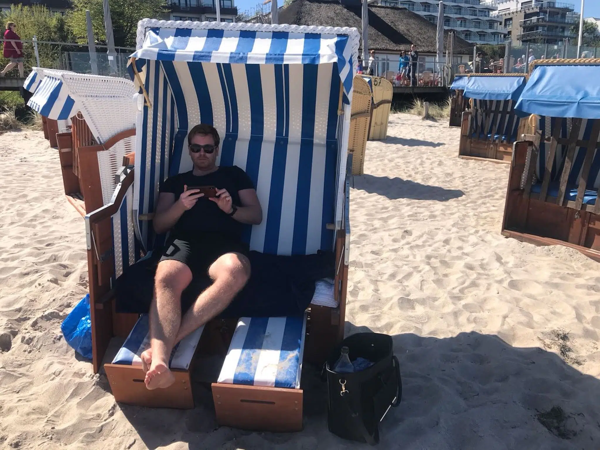 Smartfrog Kamera im Test: Erfahrungen – und was heute gilt 3 Smartphone mit Kamerabild wird in einem Strandkorb gehalten