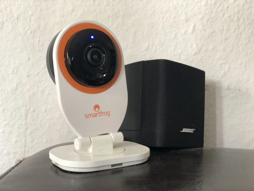 Smartfrog Kamera im Test: Erfahrungen – und was heute gilt 1 Weiße Smartfrog WLAN-Kamera auf einem schwarzen Standfuß