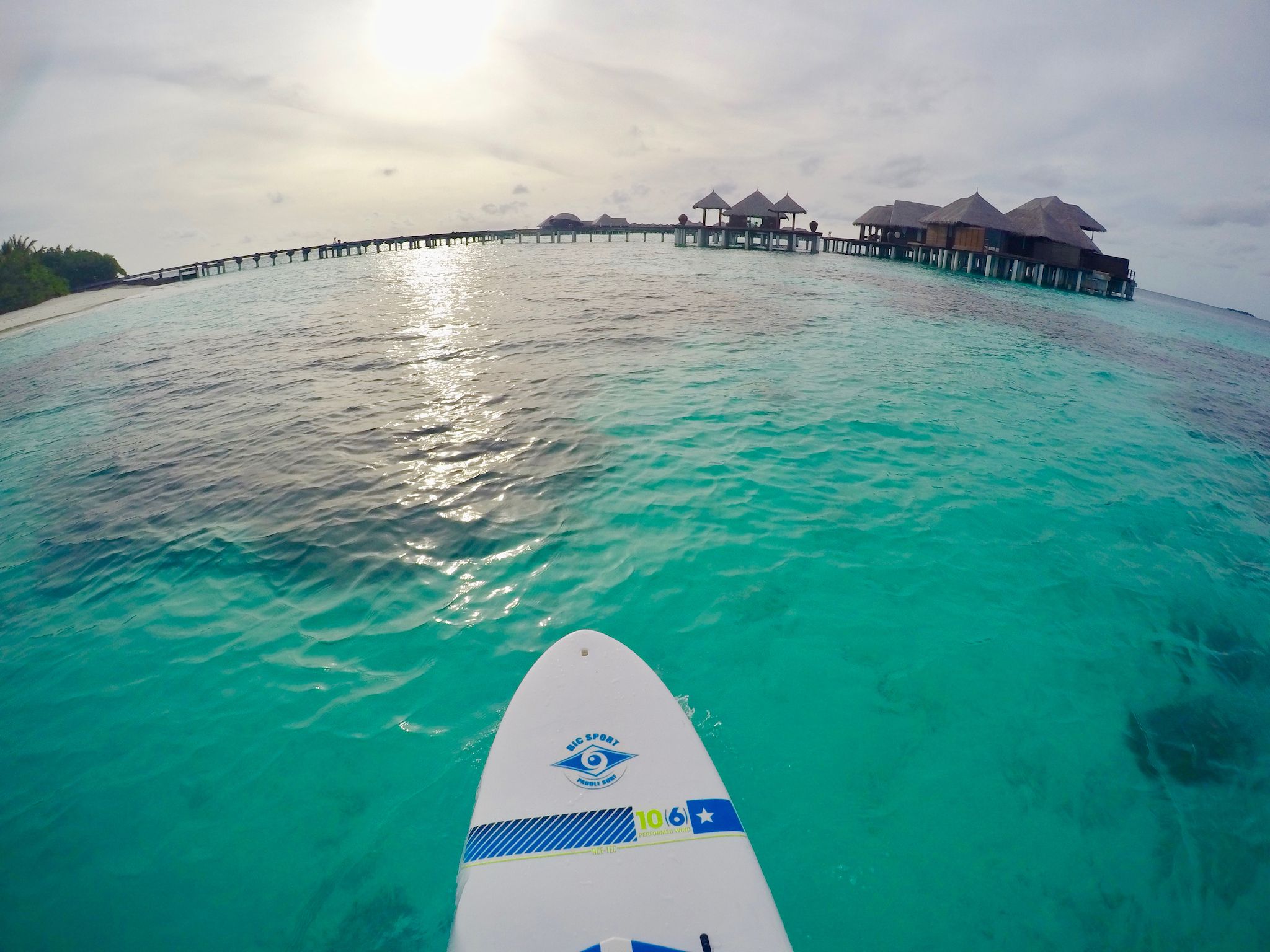 Glasklares, türkises Wasser: Mit dem SUP rund um Coco Bodu Hithi unterwegs. Foto: Sascha Tegtmeyer