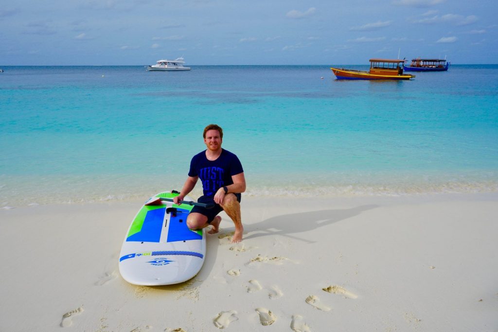 SUP: Die Malediven sind einfach perfekt zum Stand Up Paddling. Sascha Tegtmeyer hat es ausprobiert. Foto: Sascha Tegtmeyer