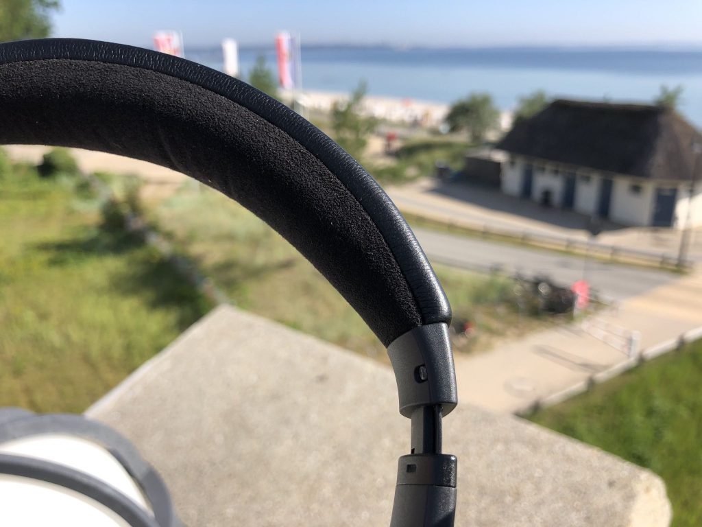 Der Bügel des Bose QuietComfort QC35 II wirkt hochwertig und lässt in mehreren Stufen der Kopfform anpassen. 