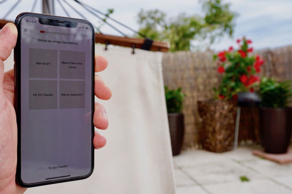 Babbel Test – meine Erfahrungen mit dem Sprachen-lern-Programm

Das Schöne an Babbel ist, dass Ausreden wie "keine Zeit", "den Kopf nicht frei" oder ähnliches nicht zählen. Du öffnest die App, wählst deine Lieblingssprache aus und kannst sofort mit einer kostenlosen Probestunde loslegen. Obwohl ich Spanisch schon in der Schule hatte, habe ich mit der ersten Lektion ganz von vorne angefangen.