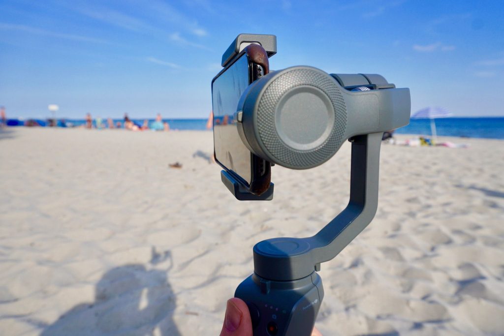 Beim Osmo Mobile 2 Stabilizer wird das Smartphone über drei Achsen austariert und gerade gehalten. Foto: Sascha Tegtmeyer