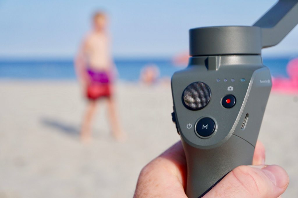 Drei Knöpfe genügen: Der Osmo Mobile 2 hat einen Menüknopf, einen Aufnahme-Button und oben links einen Joystick zum Schwenken der Kamera. Foto: Sascha Tegtmeyer