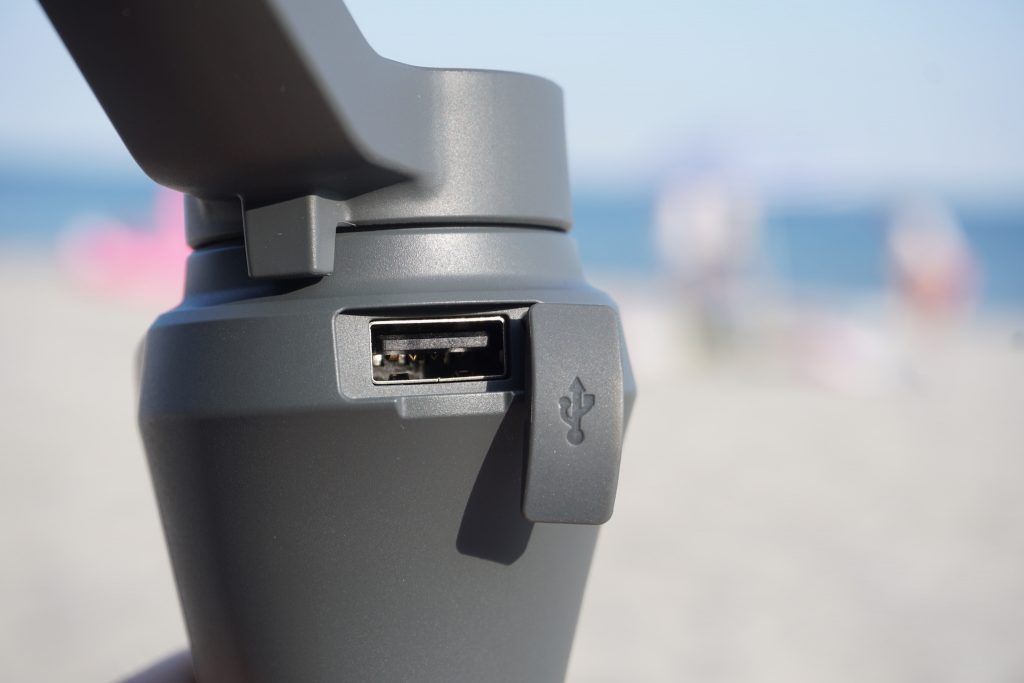 Der Akku des Osmo Mobile 2 ist so stark, dass er nebenbei noch das Smartphone laden kann – wirklich toll vom Hersteller gelöst! Foto: Sascha Tegtmeyer