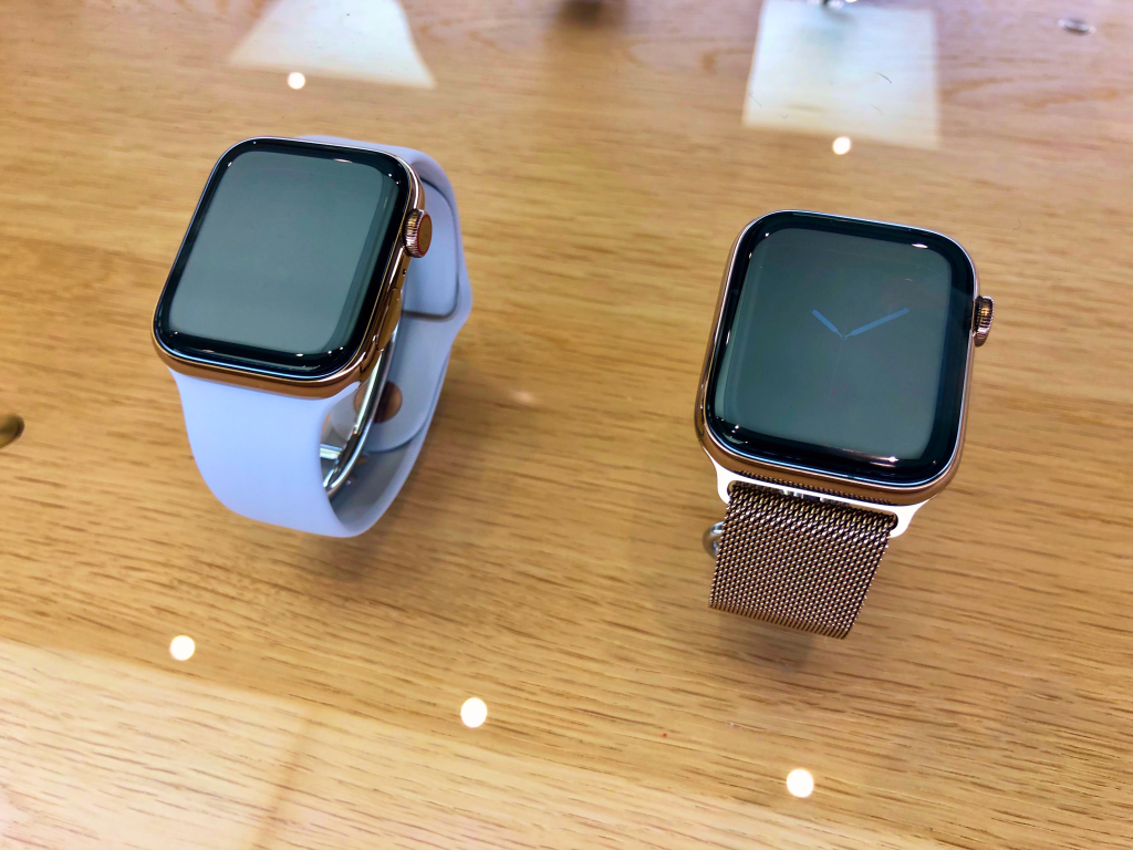 So nah und doch so fern: Die Apple Watch Series 4 im Apple Store am Jungfernstieg in Hamburg. Foto: Sascha Tegtmeyer