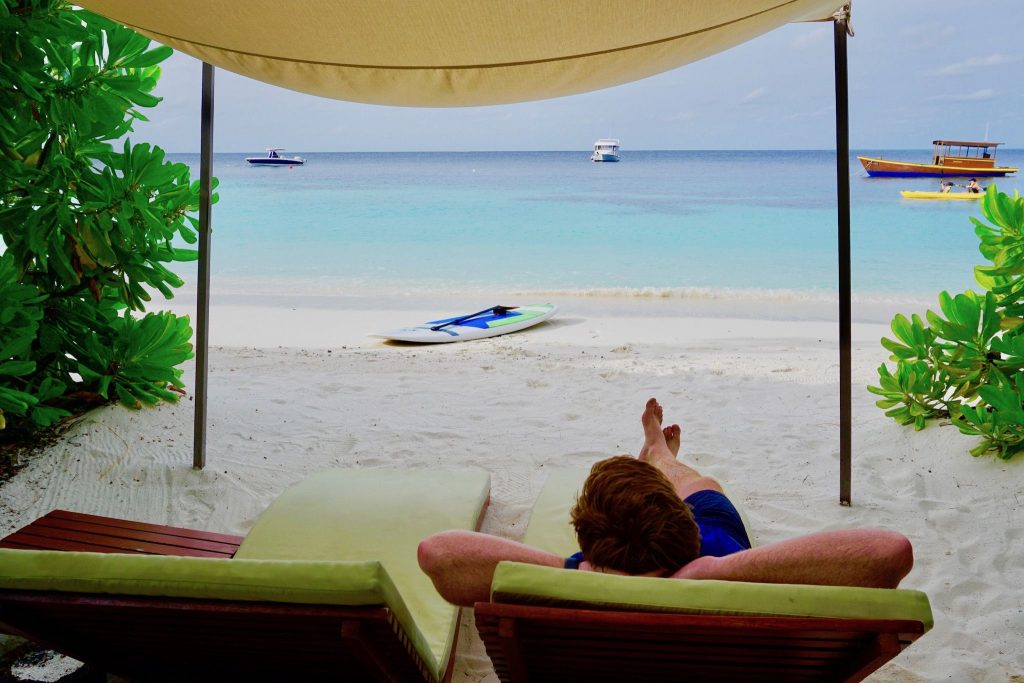 Urlaub auf Raten – Tipps & Erfahrungen zur Reisefinanzierung 7 Endlich mal entspannt die Füße hochlegen: Mit dem digitalen Einkommenscheck der Bank of Scotland wisst Ihr in wenigen Minuten, ob eure Reisefinanzierung steht! Foto: Sascha Tegtmeyer