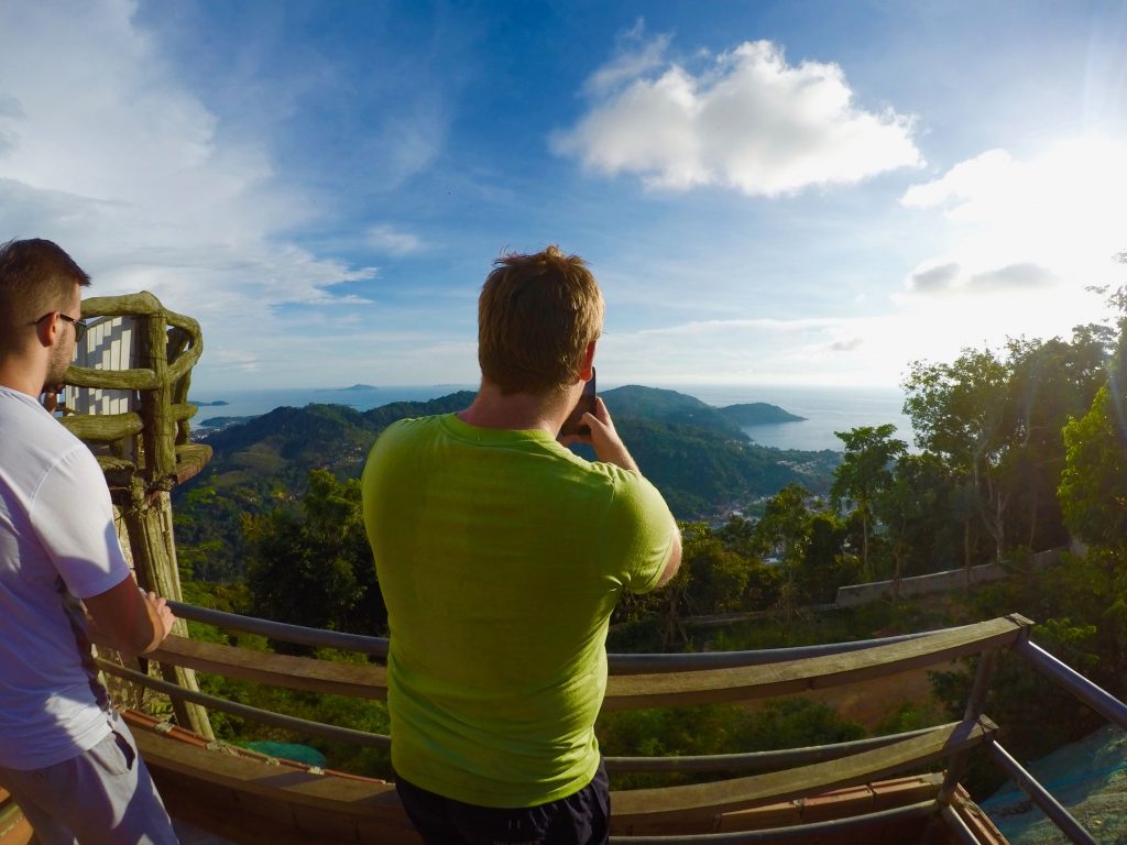 Schnell das Handy gezückt: Reicht das Smartphone im Urlaub als einzige Kamera? Wir geben Euch wertvolle iPhone-Foto-Tipps für euren nächsten Urlaub. iPhone Fotografie Tipps Fotografieren Smartphone