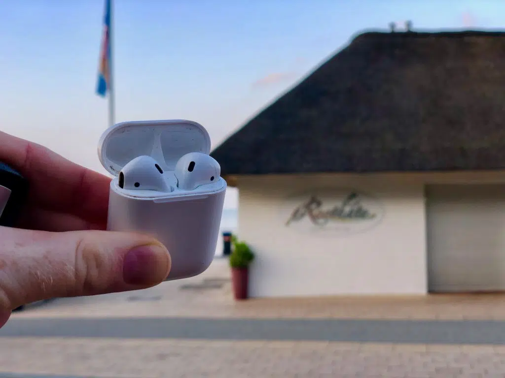 AirPods 1 im Langzeitrückblick: Reisen, Sport und Gebrauchtkauf 2 Die Ladecase ist nicht nur Transportbox, sondern auch Zusatzakku für die AirPods. Foto: Sascha Tegtmeyer