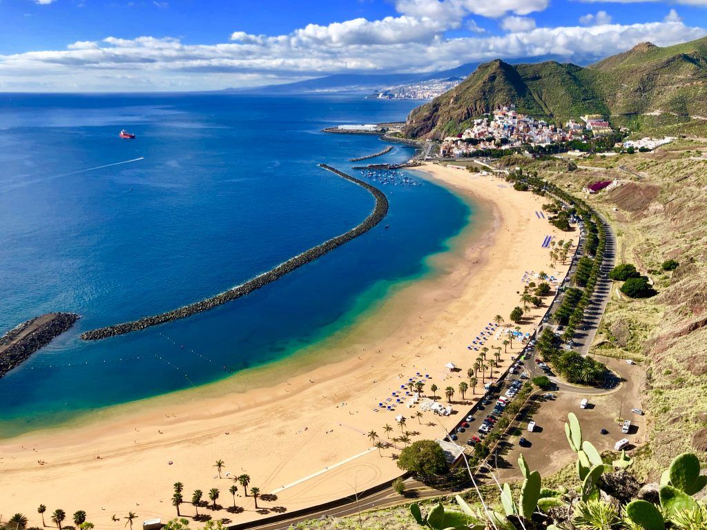 Der Strand Playa de las Teresitas ist unserer Meinung nach der schönste auf Teneriffa – hier solltet Ihr einen kompletten Badetag einplanen. Foto: Sascha Tegtmeyer