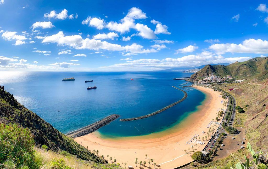 Was gibt es zu entdecken auf der großen, wilden Schönheit der Kanaren? Wir haben uns vor Ort umgesehen und stellen Euch in unserem Reisebericht aus Teneriffa Tipps zu Sehenswürdigkeiten und Aktivitäten vor. Im Bild: Playa de las Teresitas.