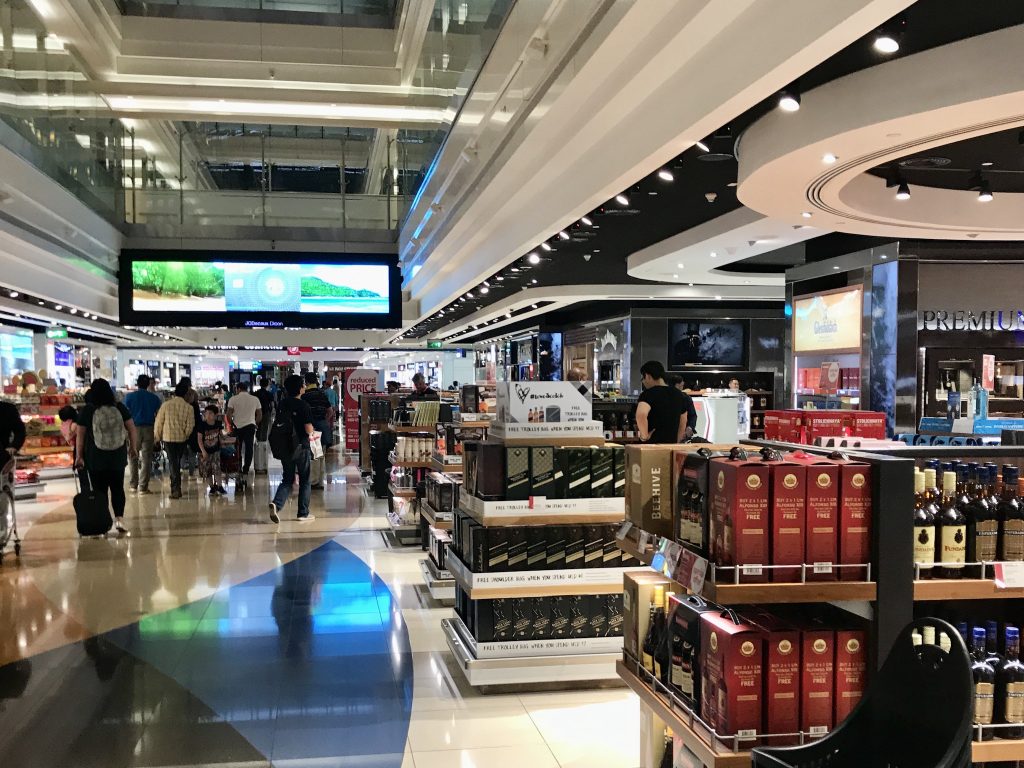 Was du Zuhause vergisst, wirst du auf den Malediven wahrscheinlich nicht oder nur extrem teuer kaufen können. Notfalls decke dich am Flughafen wie hier in Dubai noch mit dem nötigen Proviant ein. Foto: Sascha Tegtmeyer