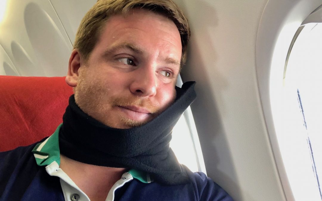 Trtl Pillow Test & weitere Nackenhörnchen – im Flugzeug besser schlafen?