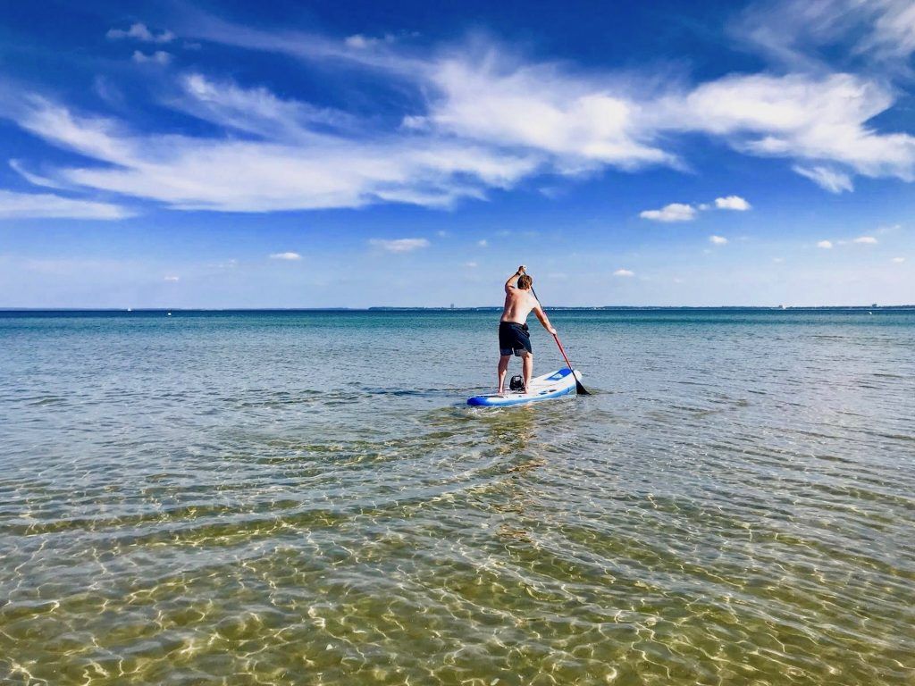 Mit dem SUP Board in Scharbeutz auf die Ostsee – einfach ein herrliches Vergnügen. Foto: Luisa Praetorius