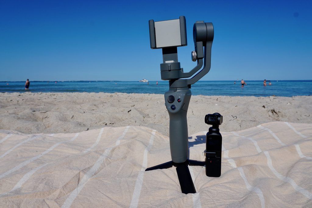 DJI Osmo Pocket Test – Was kann der Mini-Stabilizer? 11 Größenvergleich: der kleine Osmo Pocket steht dem großen Bruder Osmo Mobile 2 in nichts nach. Foto: Sascha Tegtmeyer