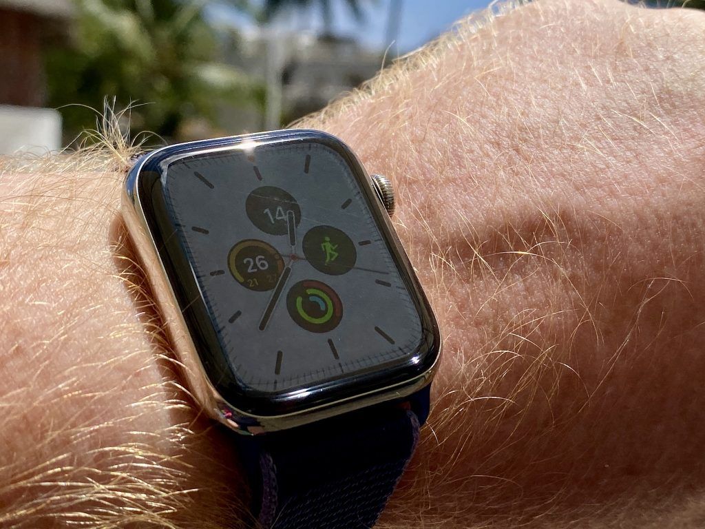 Apple Watch Series 5 Test – ein Titan für Sportler und Abenteurer? 9 Das Always-on-Display der Apple Watch Series 5 schaltet bei hellen Zifferblättern nach einigen Sekunden auf Dunkel um – um Energie zu sparen. Foto: Sascha Tegtmeyer