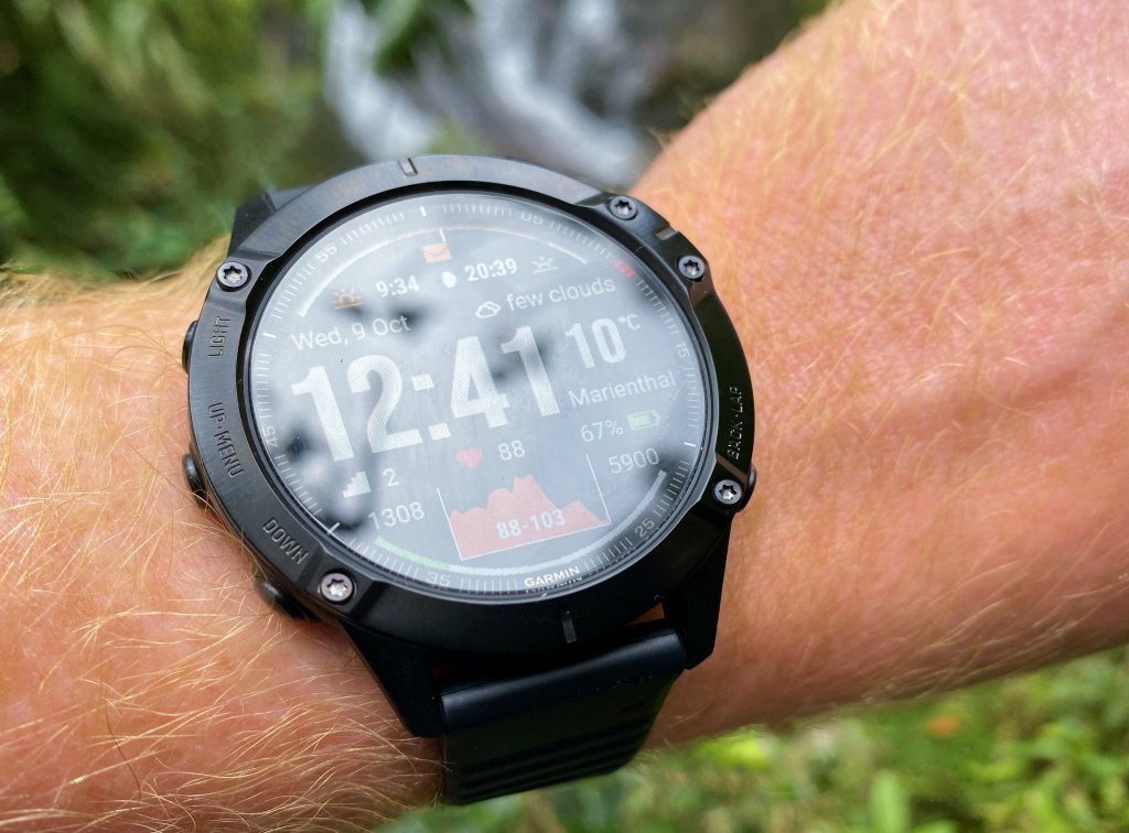 Robustes Gehäuse und ausgesuchte Materialien: Die Garmin fenix 6 Pro mit Saphirglas, Stahllünette und hochwertigem Kunststoffgehäuse können Wasser, Sonne, Hitze und Luftfeuchtigkeit nichts anhaben. Foto: Sascha Tegtmeyer 