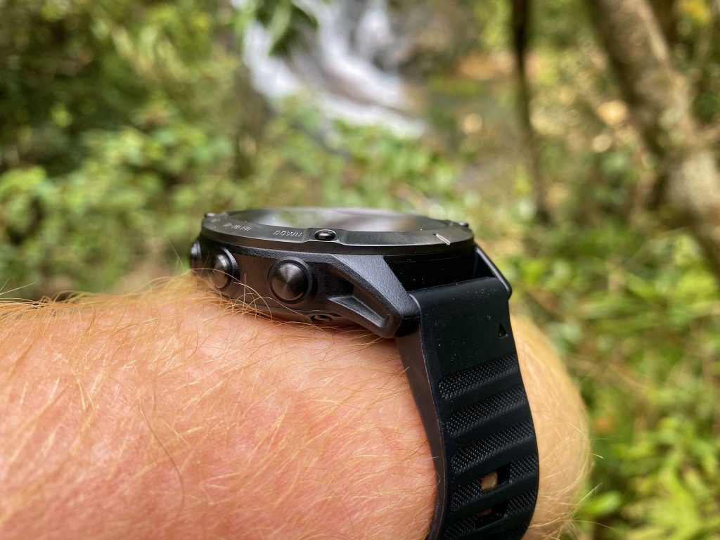 Wer auf Reisen gerne mal im dichten Dschungel durch unwegsames Gelände krabbelt, hat mit der fenix 6 einen zuverlässigen Begleiter. Foto: Sascha Tegtmeyer