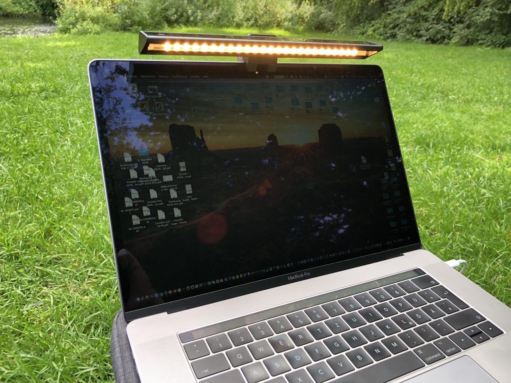 BenQ ScreenBar Lite Test – vielseitige USB-Laptop-Lampe für die Reise? 8 Zuverlässige USB-Laptop-Lampe: die BenQ ScreenBar Lite macht in jeder Situation perfektes Licht. Foto: Sascha Tegtmeyer