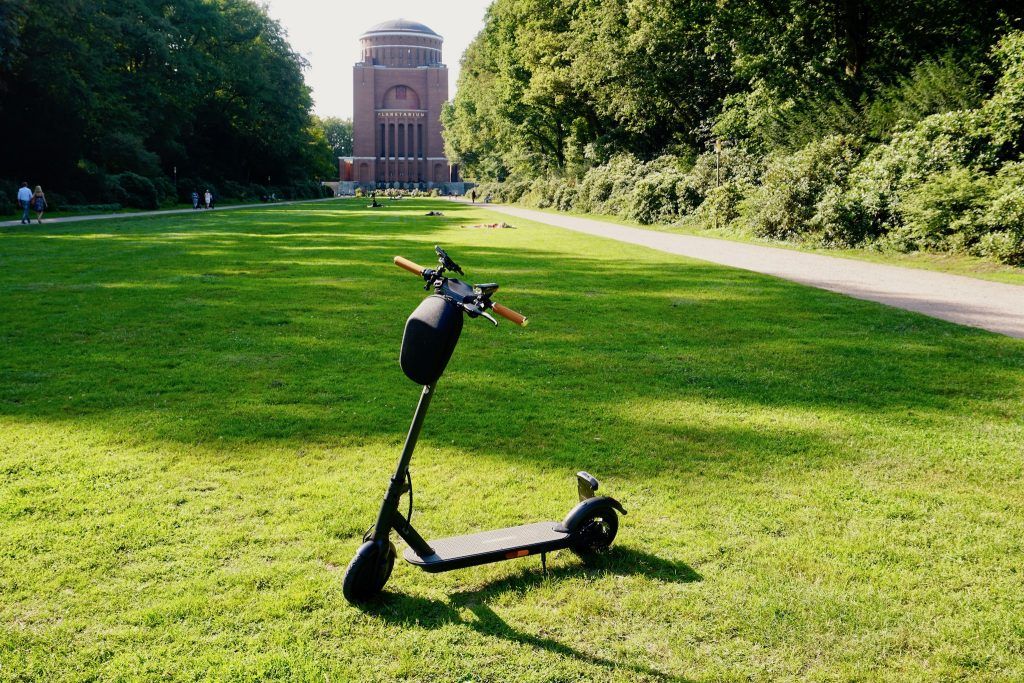 E-Scooter könnten die Innenstädte von Autos entlasten – unser Test zeigt jedenfalls, dass die Gadgets praktikabel sind. Foto: Sascha Tegtmeyer