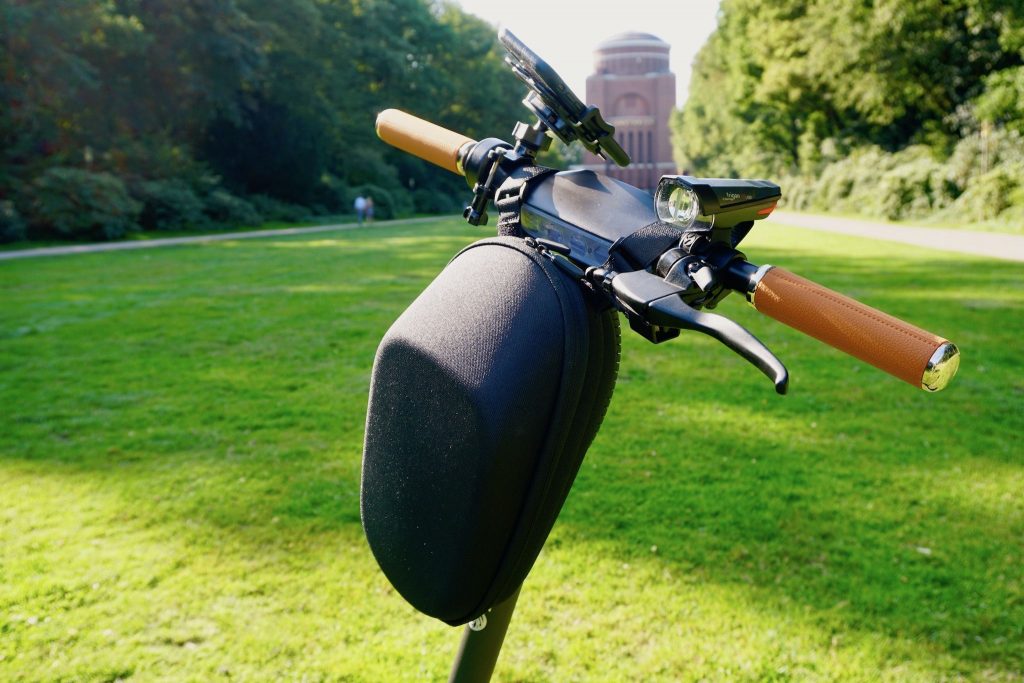 Mit spezieller Case für E-Scooter, LED-Licht und Smartphone-Halterung ausgestattet lässt sich entspannt durch die City cruisen. Foto: Sascha Tegtmeyer
