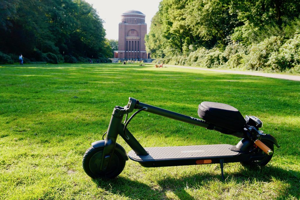 Zusammengeklappt passt der E-Scooter perfekt in den Kofferraum des Autos oder lässt sich komfortabel tragen. Foto: Sascha Tegtmeyer