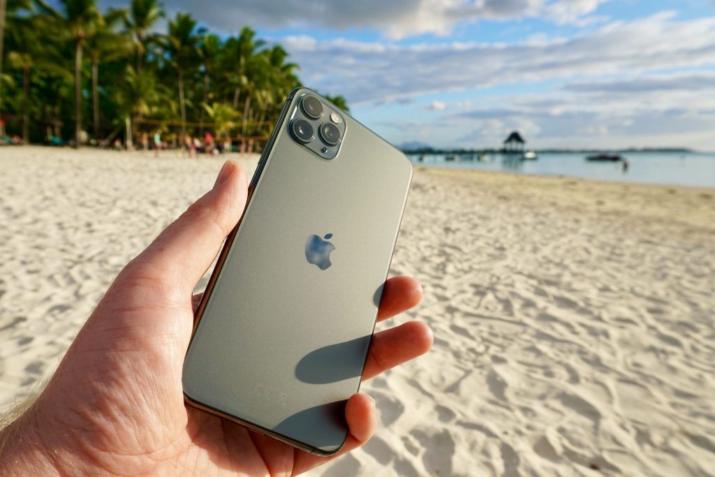 Markante neue Rückseite: Das iPhone 11 Pro (Max) hat eine Rückseite aus mattem, besonders hartem Glas – auffällig sind auch das nun mittige Apple Logo und vor allem die drei leistungsstarken Kameras. Foto: Sascha Tegtmeyer
