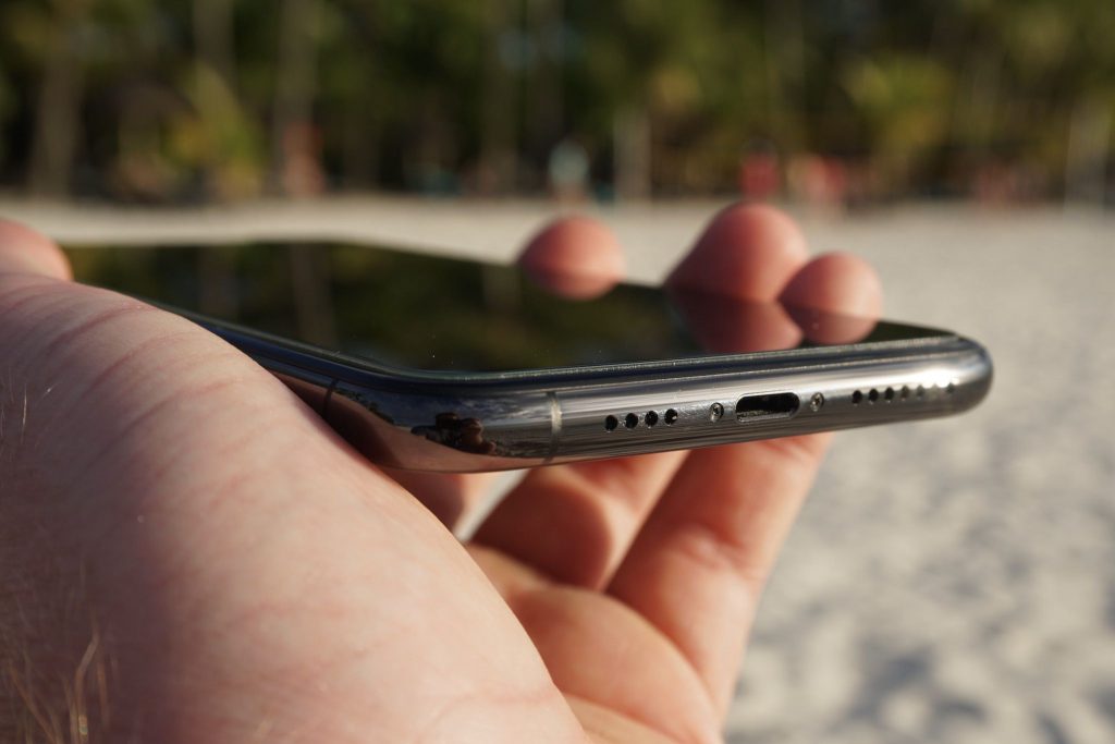 Im Vergleich zum kleineren Modell ist das iPhone 11 Pro Max schon ordentlich schwer und etwas unhandlich – entschädigt wird man durch das immens große Display und die lange Akkulaufzeit. Foto: Sascha Tegtmeyer