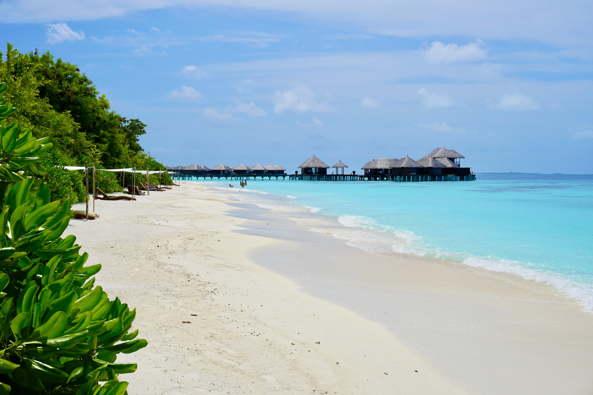 Im Hintergrund sieht man das Wellness Center von Coco Bodu Hithi. Foto: Sascha Tegtmeyer Reisebericht Coco Bodu Hithi Malediven Erfahrungen