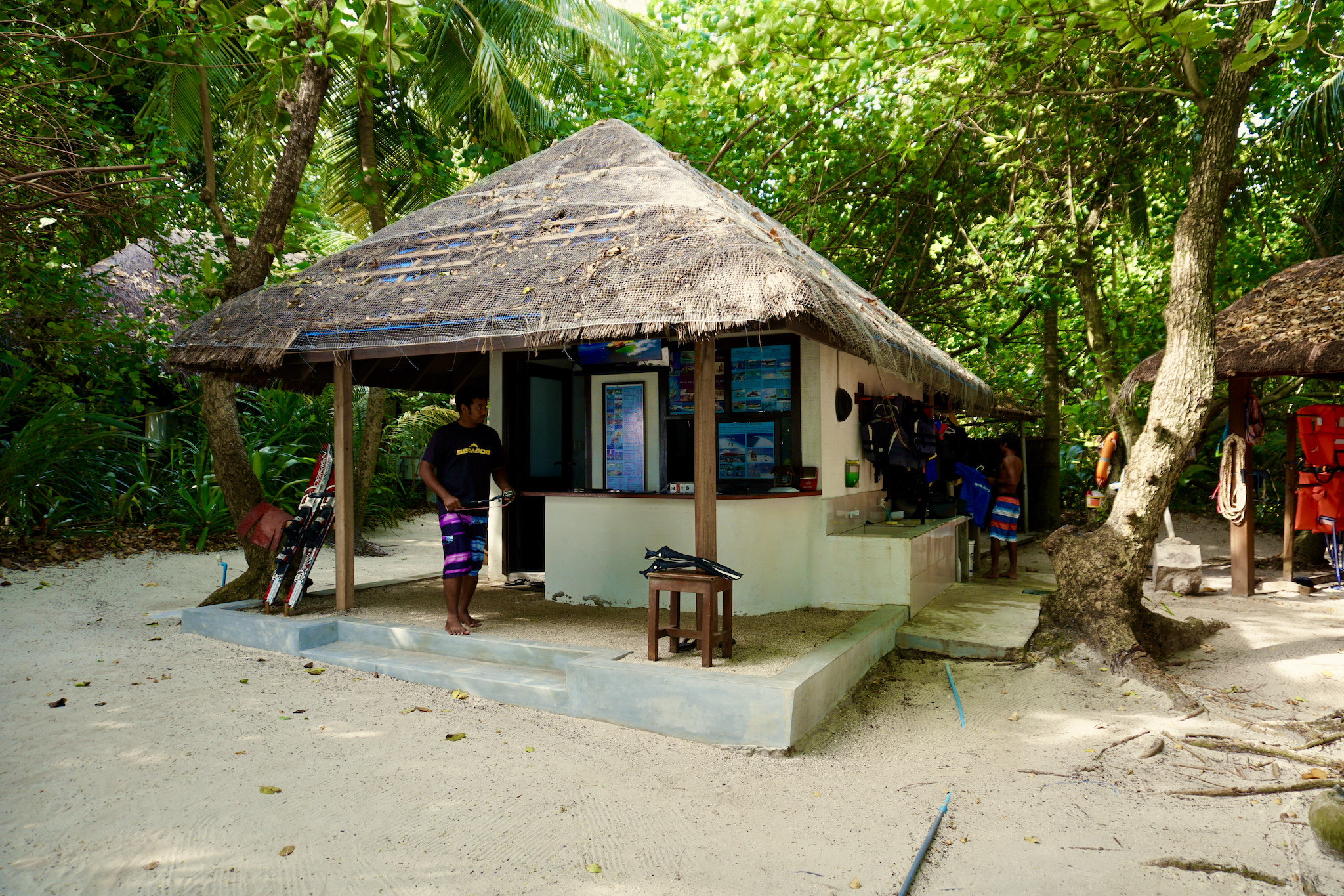Nicht nur Stand Up Paddling: Im Wassersport-Center von Coco Bodu Hithi findest du unterschiedliches Equipment – auch Jet Skis. Foto: Sascha Tegtmeyer